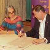 Unterzeichnung der Erklärung durch OB Tim Kurzbach=